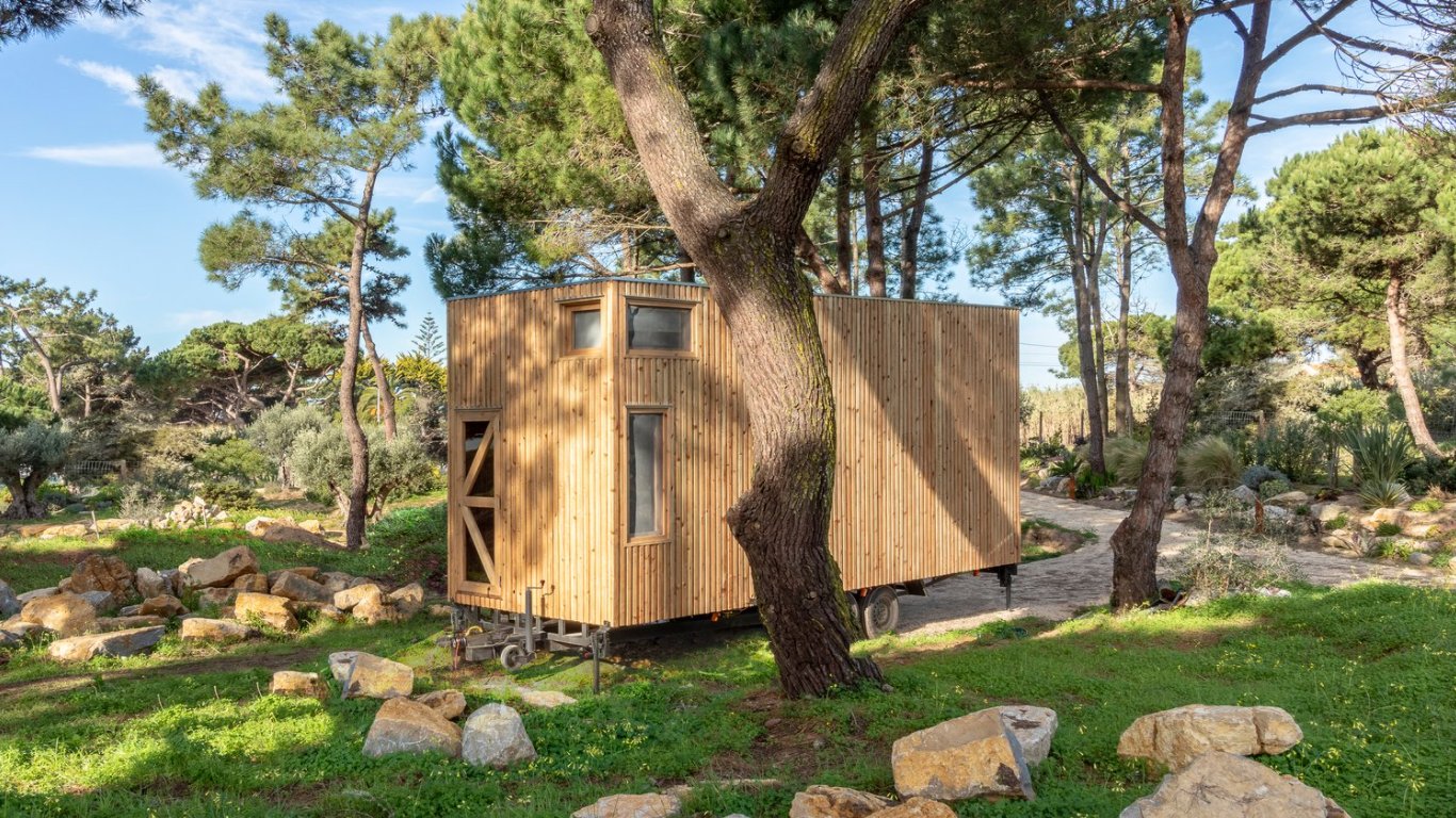 Cette mini maison en bois entourée d'arbres donne envie d'y déménager !