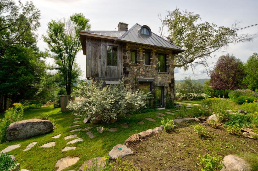 Unique centenaire dans un paradis naturel de 39 acres au bord d'un lac