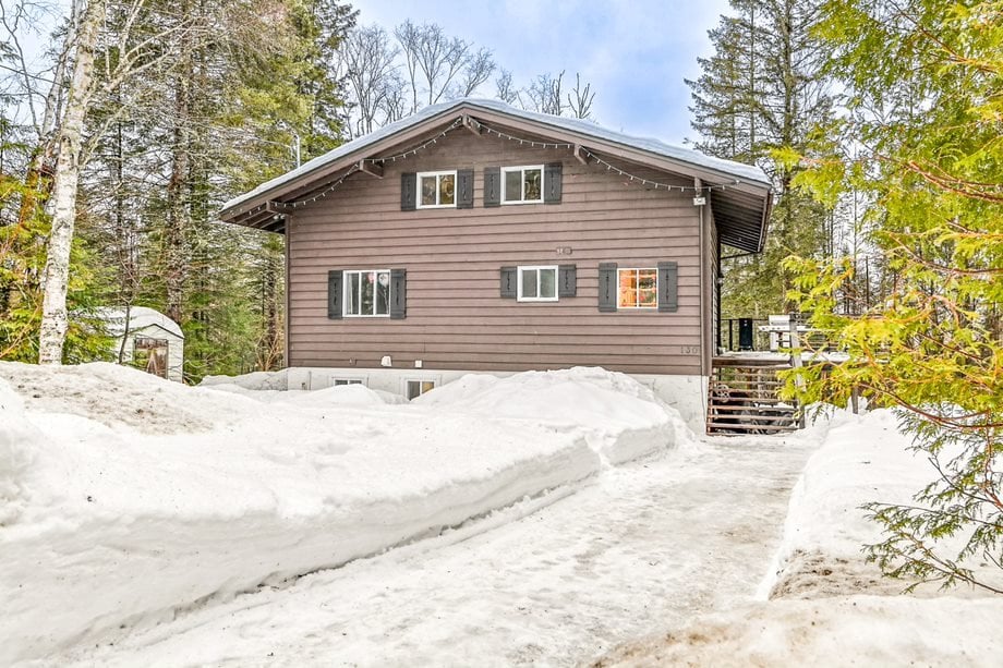 Lumineuse demeure au chic décor rustique sise dans un site enchanteur en pleine nature à vendre pour 359 000$