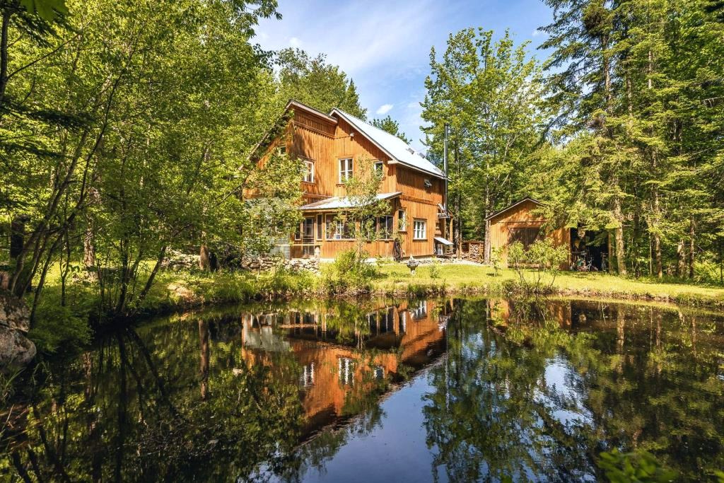 Paisible demeure au charme rustique abritée par une forêt luxuriante