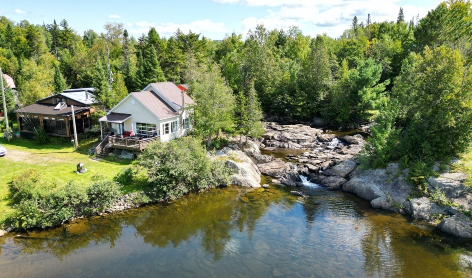 Évadez-vous dans ce charmant petit chalet vendu meublé 