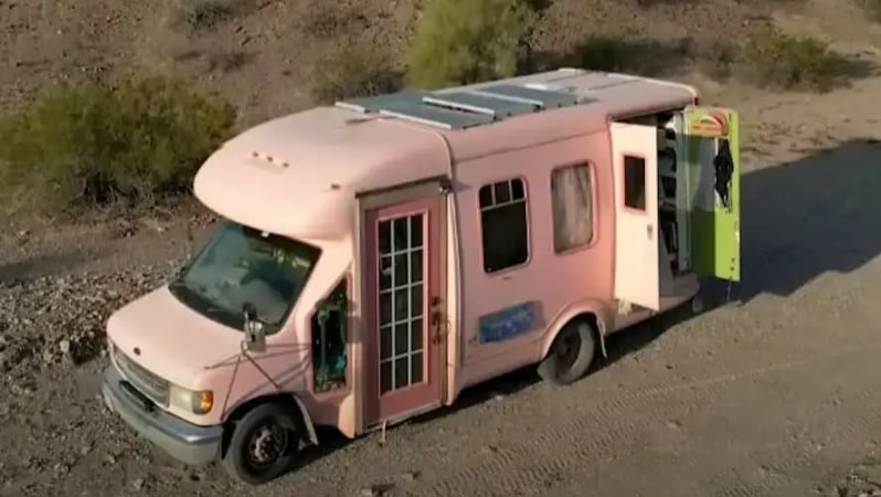 Pour 9000 $ seulement, elle construit un joli petit nid dans un autobus rose