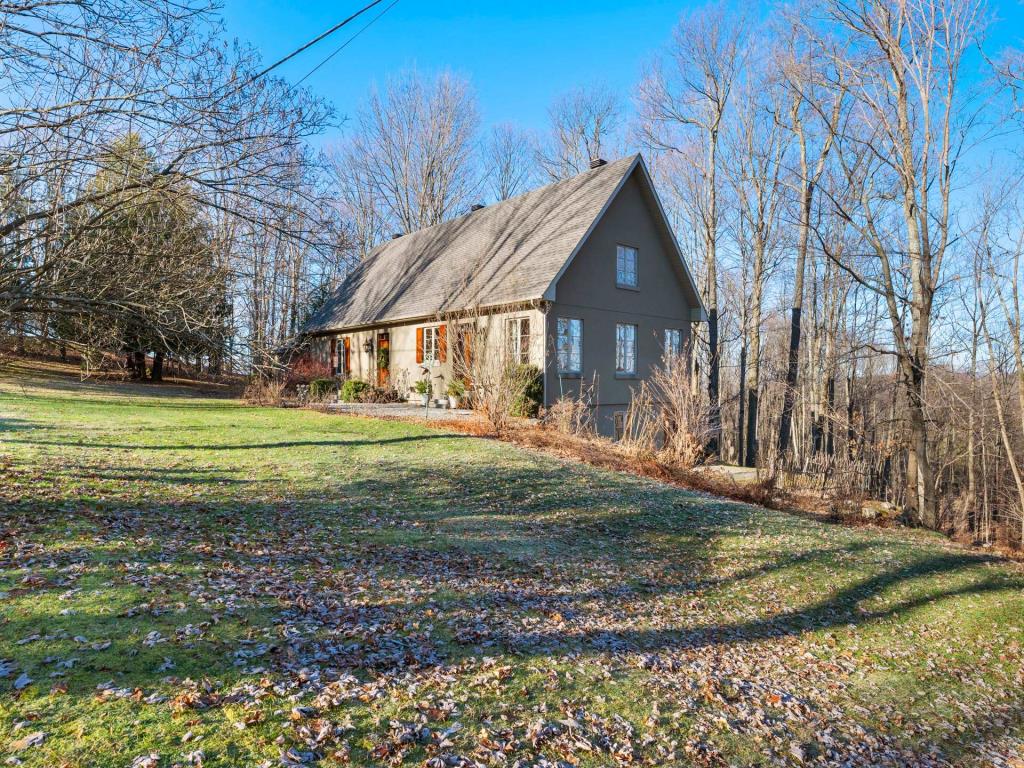 Rare sur le marché! Propriété incomparable nichée dans l'intimité d'un boisé de 141 134 pi²