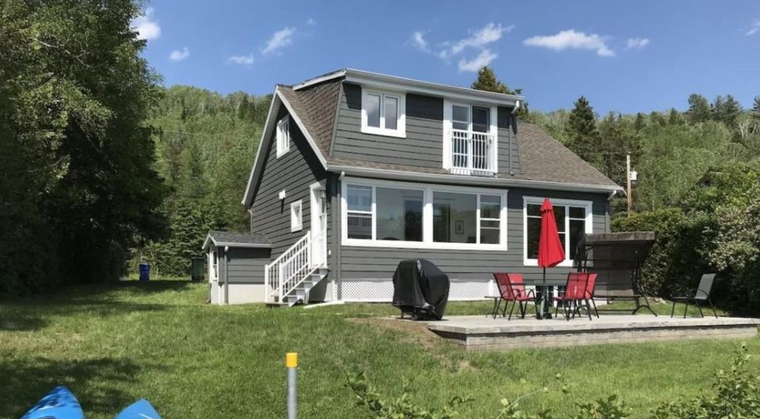 Chaleureux chalet de 3 chambres à vendre en bordure d'un lac