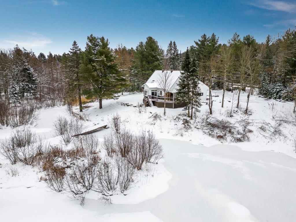 La tranquillité bucolique à son meilleur! Un secret bien gardé niché dans l'immensité d'un lot de 306 060 pi²