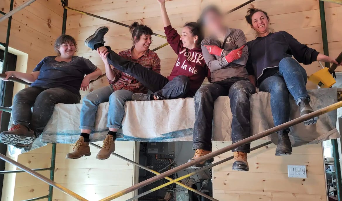 5 Québécoises monoparentales se partagent un chalet avec 8 enfants
