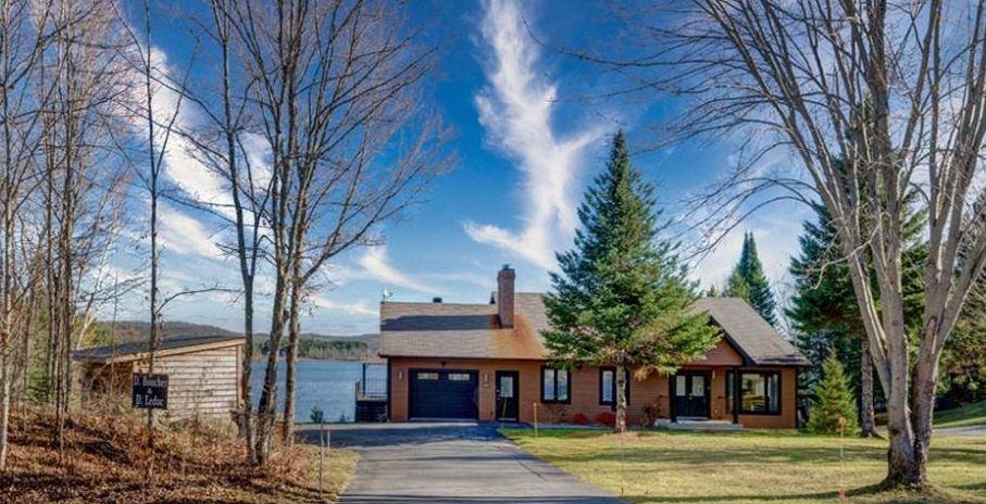 Impeccable plain-pied de 4 chambres bordant un lac sur un terrain totalisant plus de 50 000 pi²