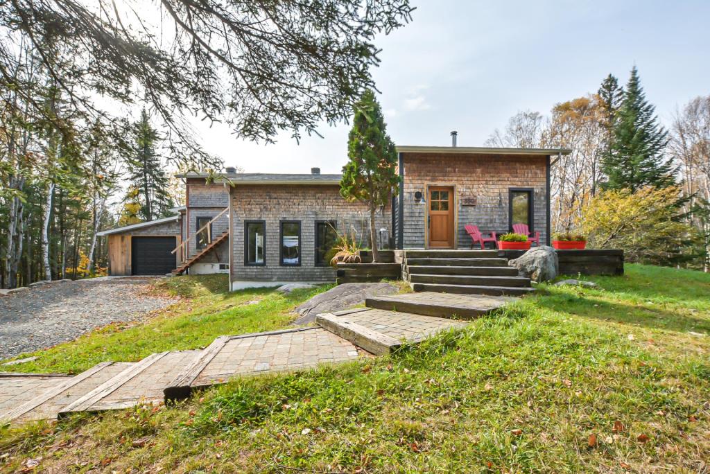 Perle rare au charme rustique sise sur un terrain de 86 004 pi² dans un secteur enchanteur des Laurentides