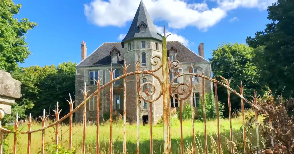 Un couple qui a acheté et rénové un manoir hanté gagne des millions