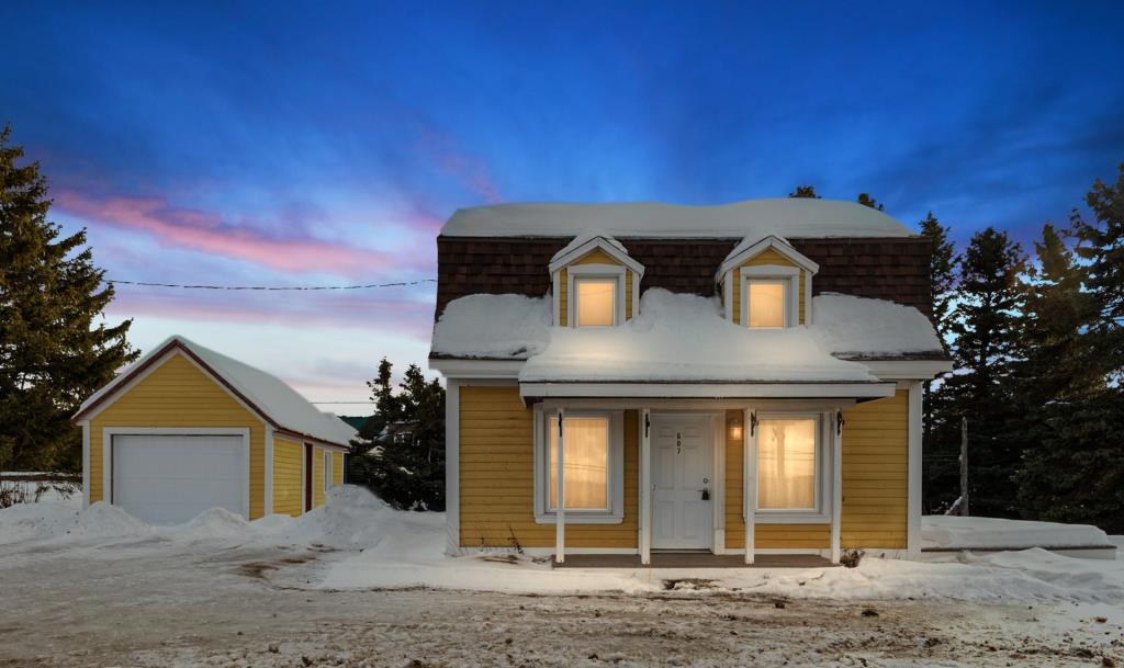 Baisse de prix! Ancestrale avec un chaleureux intérieur aux multiples boiseries offerte à 168 500$