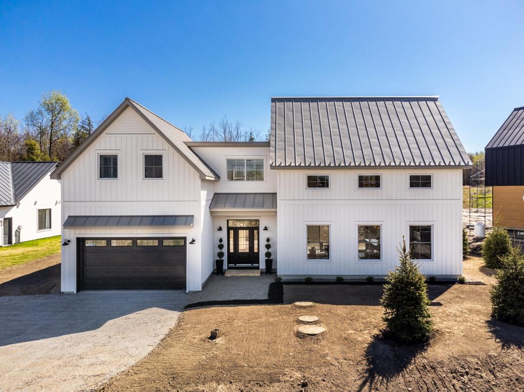 Digne de Pinterest! Cottage style farmhouse contemporaine à concept ouvert avec d'anciennes boiseries récupérées