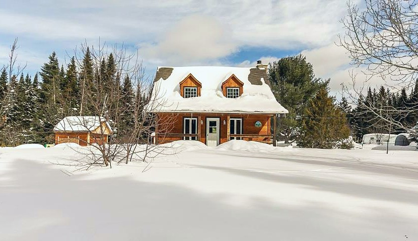 Maison pièce sur pièce de 3 chambres chaleureuse comme tout et à seulement 249 000$