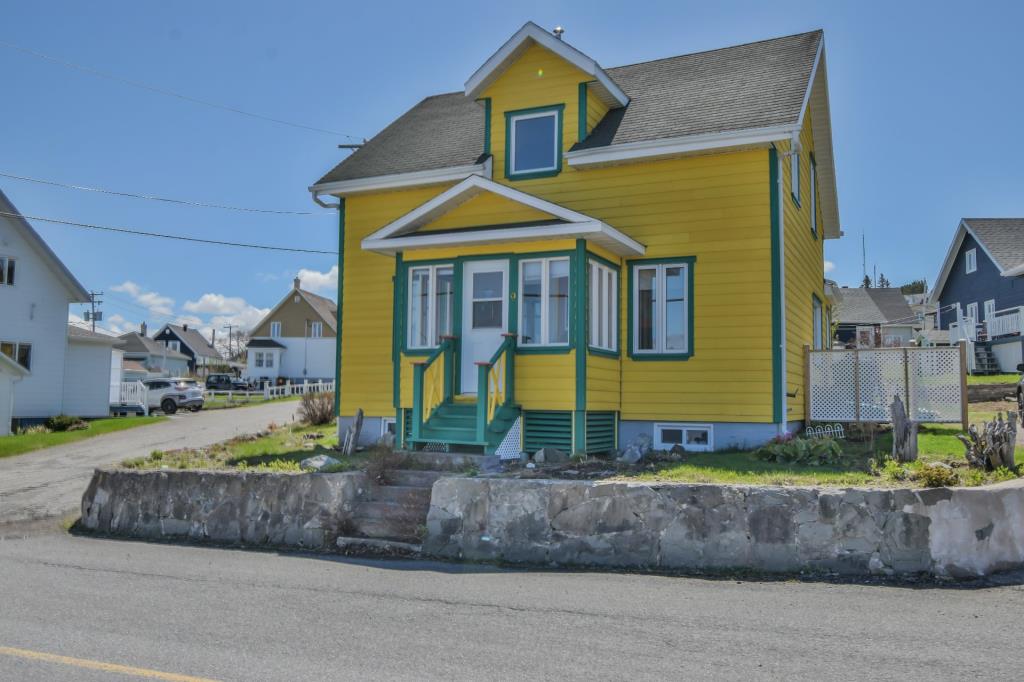 Une touche de couleur à 119 000$! Coquette maisonnette de 3 chambres à 2 pas des services et du fleuve