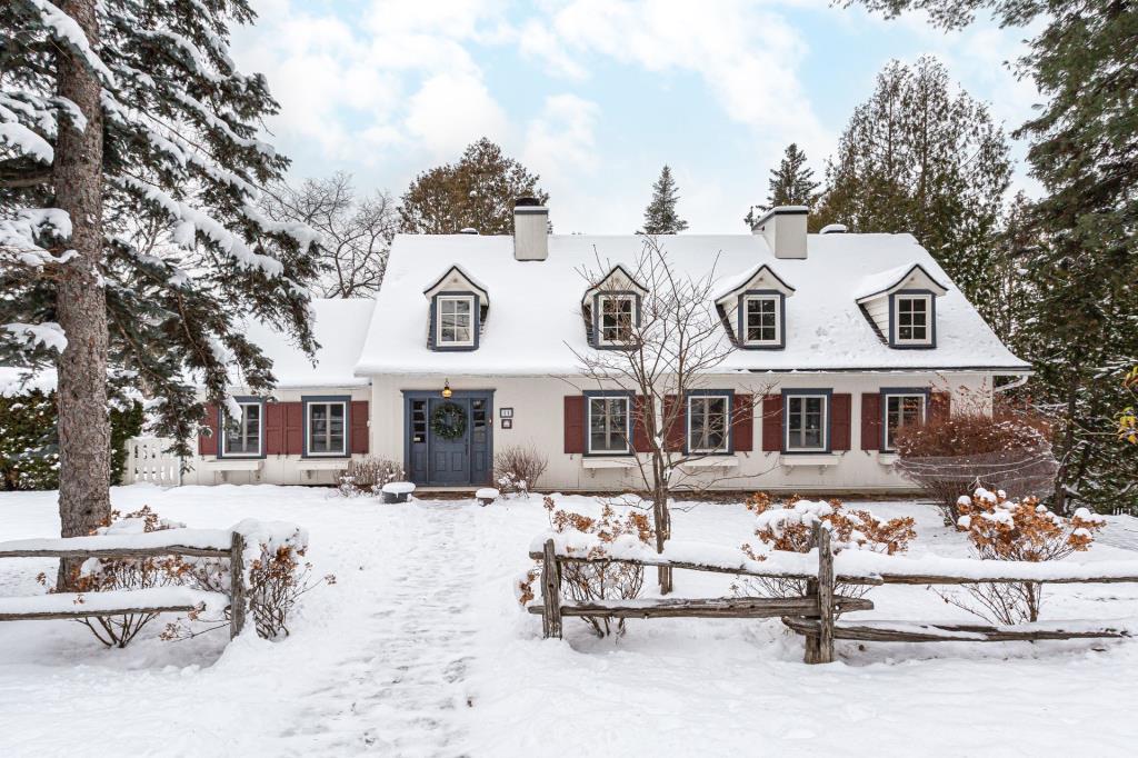 Si accueillante! Goûtez aux charmes des Laurentides dans cette maison parée de chaleureuses boiseries
