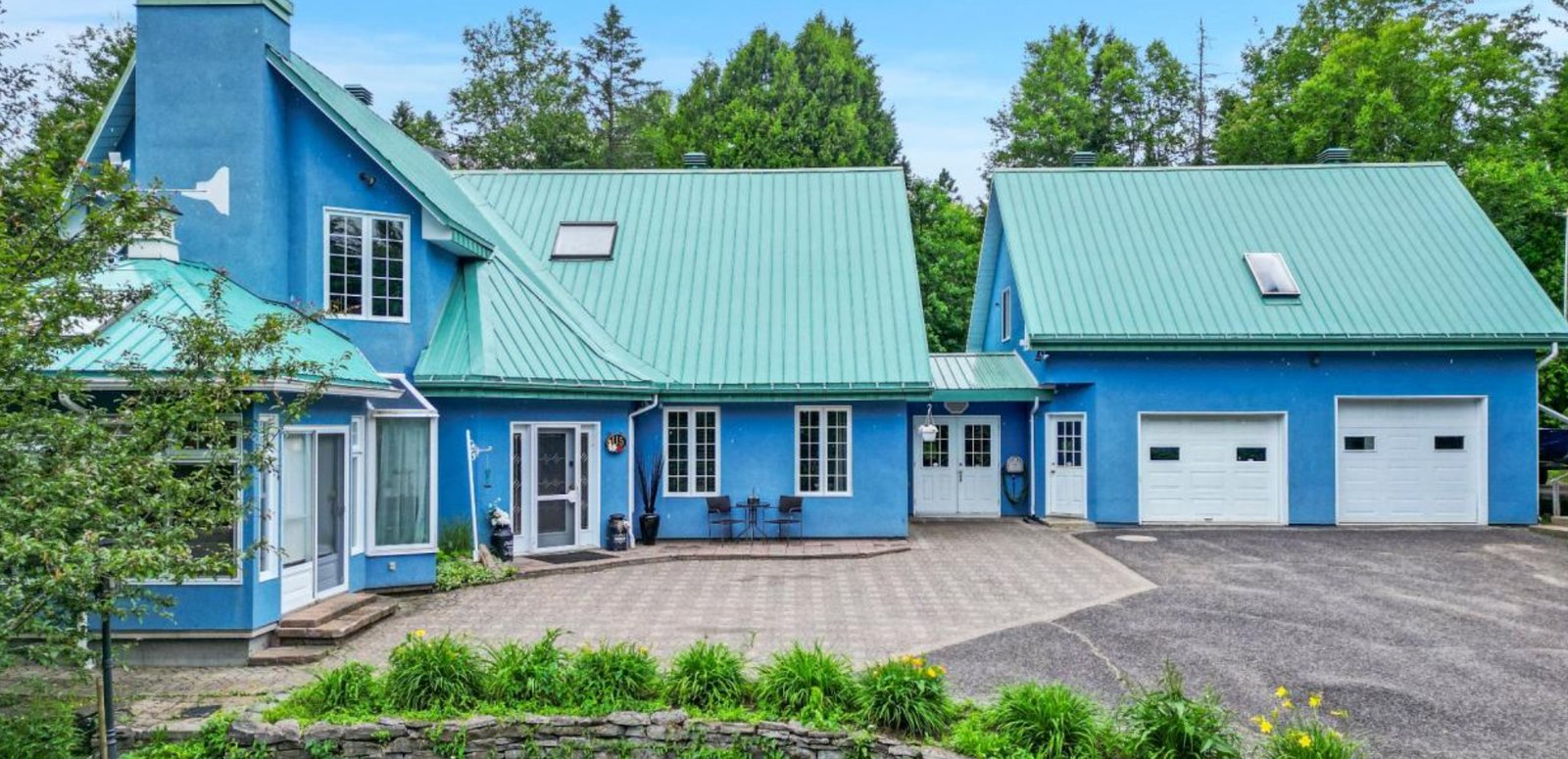 Maison colorée au coeur d'un domaine privé de 140 arpents