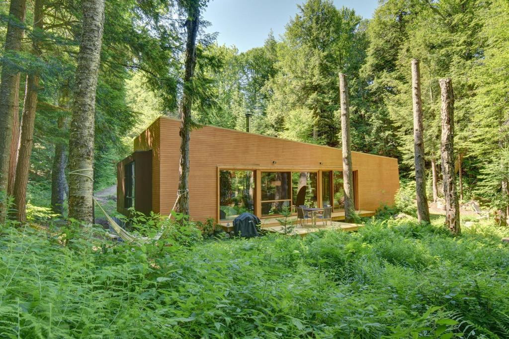Plus de 64 000 pi² de verdure et de sérénité! Exceptionnelle propriété meublée en symbiose avec l'environnement 