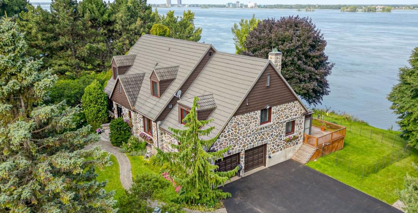 Coquet cottage en pierre avec vue sur le fleuve Saint-Laurent