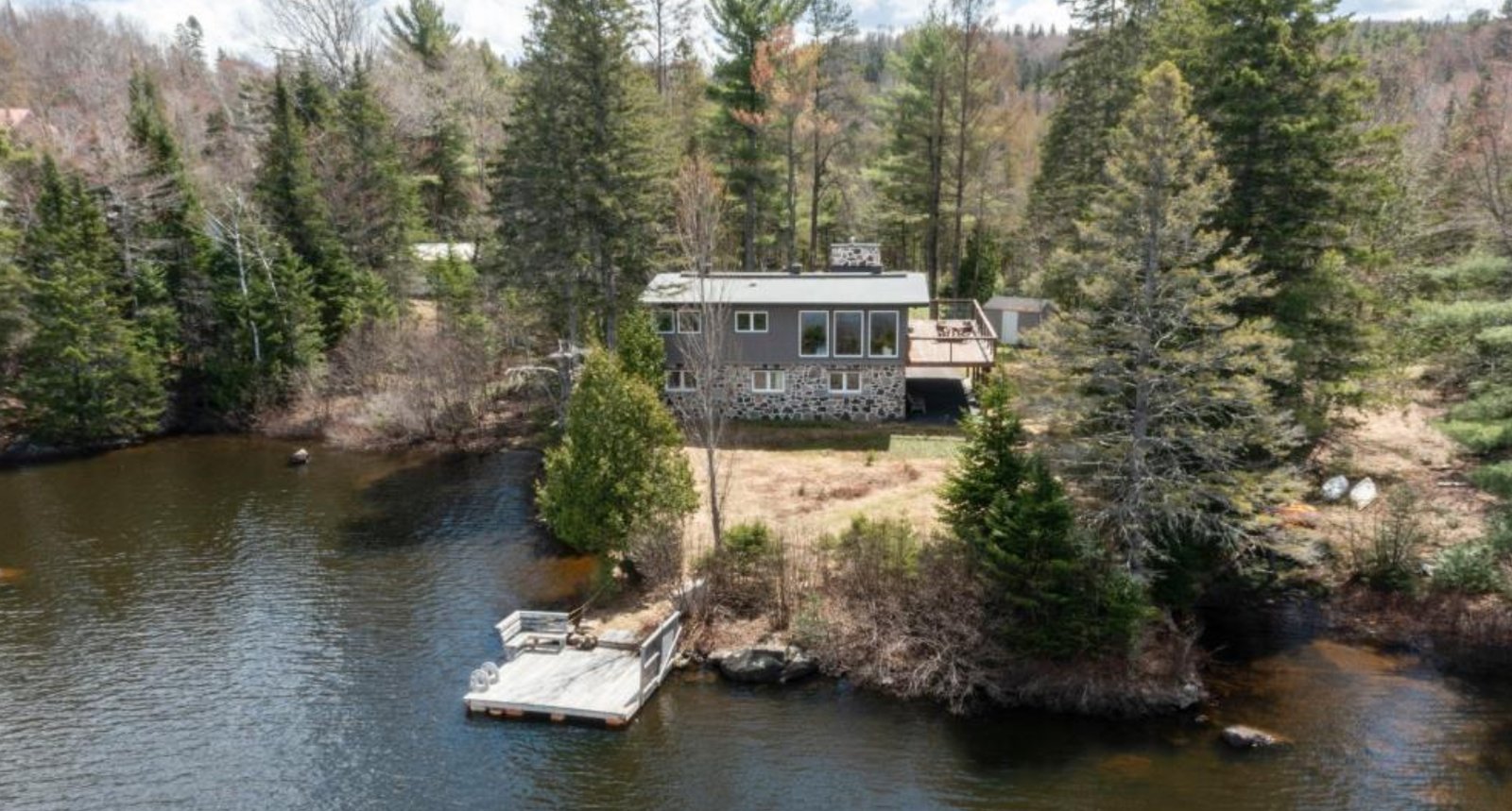 Vendu meublé ! Chalet des Laurentides près de plus de 140 pieds de rivage 
