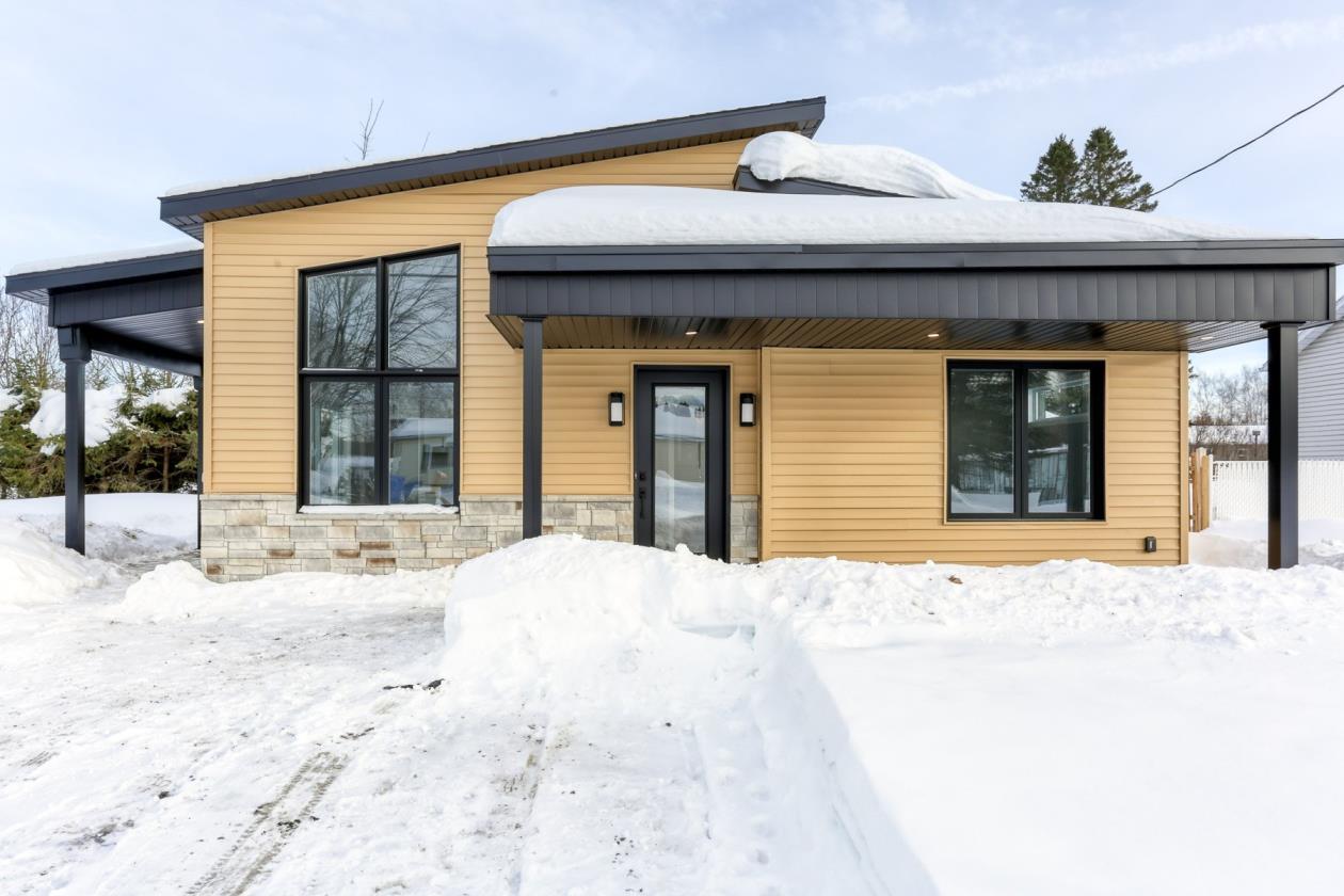 Ravissante minimaison de 259 000 $ vous offrant un intérieur contemporain, confortable et luxueux 