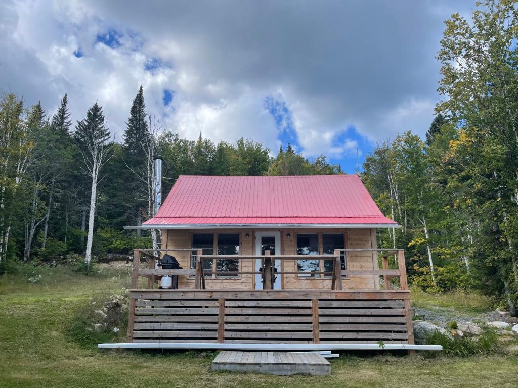 Très rare dans le secteur! Chalet autonome à 185 000$ en bordure d'un plan d'eau paisible en pleine nature