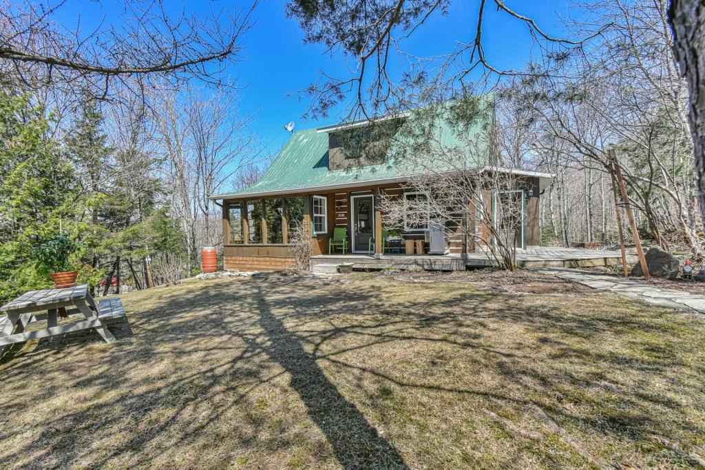 Tout simplement sublime! Parfait cottage laurentien à 389 000$ sis sur un terrain boisé intime