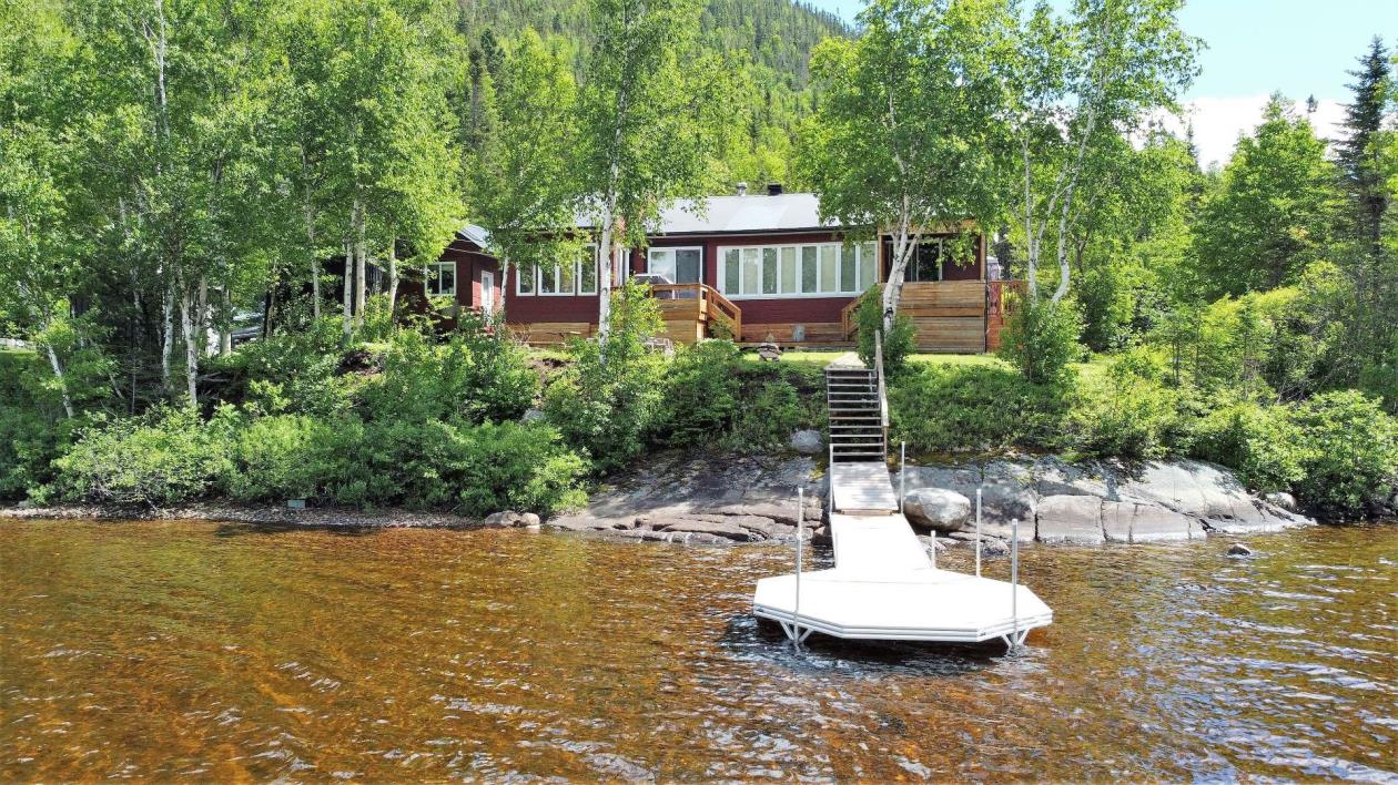 Invitant chalet 4 saisons entouré de montagnes à vendre pour 290 000$