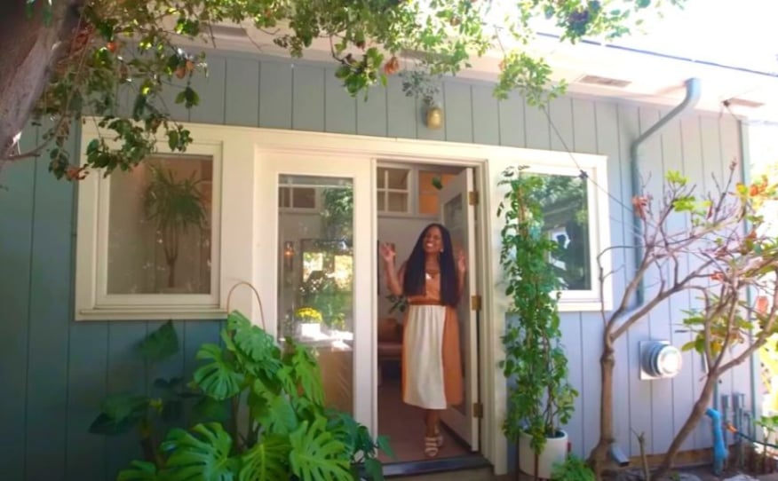 Sa maison a la taille d'un garage, mais elle n'y est pas à l'étroit et elle tout ce qu'il lui faut