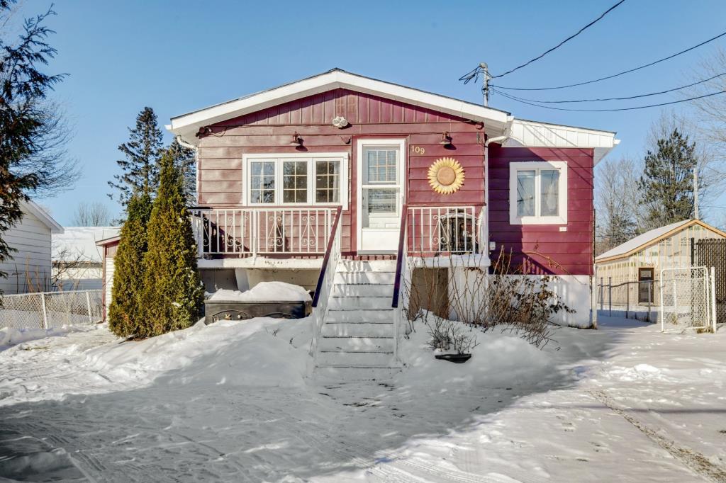 Idéal comme 1ère acquisition à 179 000$: petit bungalow rénové et semi-meublé à 5 mins du centre-ville