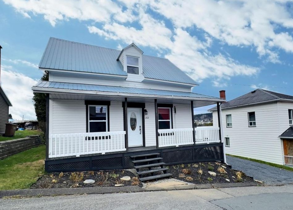 Maison mansardée de 3 chambres rénovée avec goût à vendre pour 159 000$