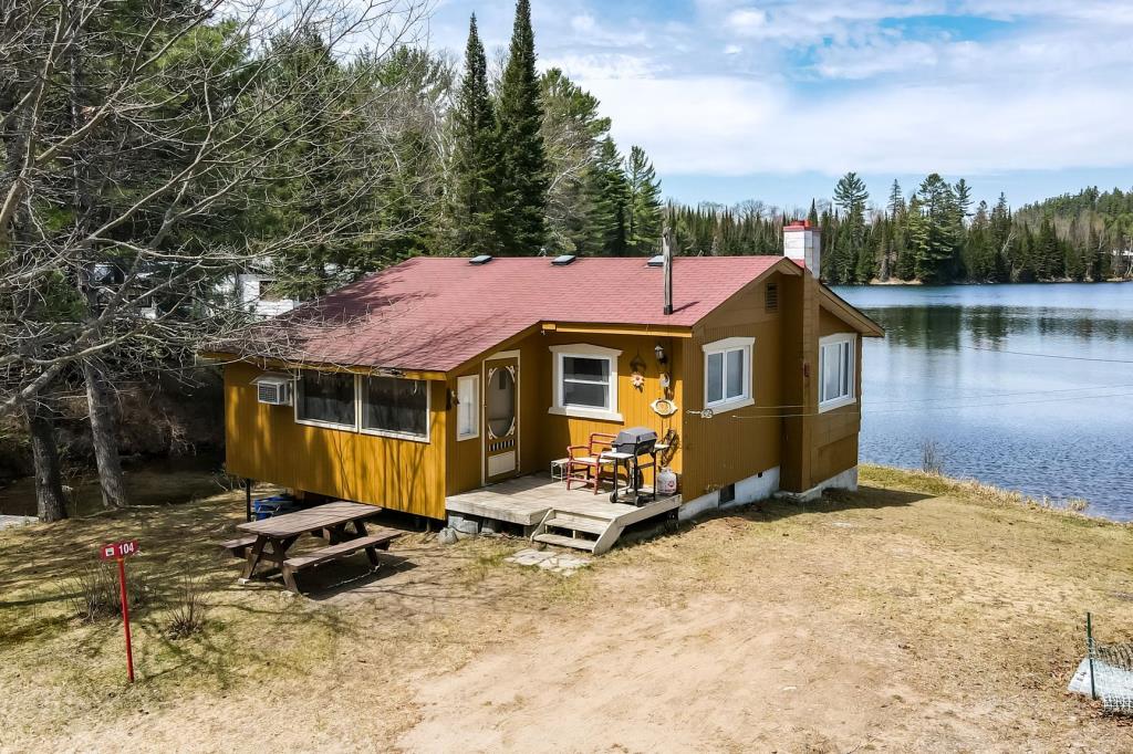 Belle aubaine au bord de l'eau à 189 800$! Coquet chalet érigé sur un lot boisé de plus de 49 000 pi²
