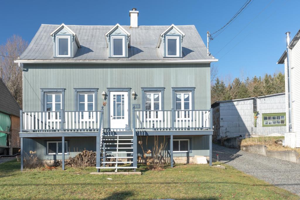 Séduisante trouvaille à 159 900$: une maison plus que centenaire au cachet exquis 