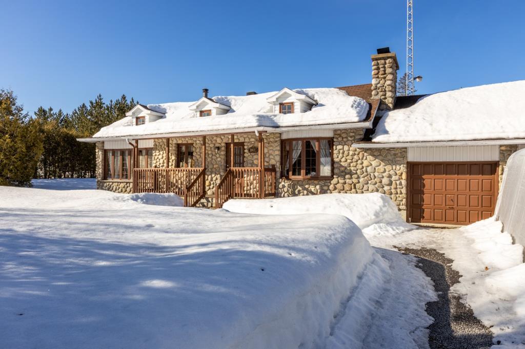 Rare à ce prix! Chaleureuse résidence à 224 900$ sise sur un grand terrain intime de 42 282 pi²