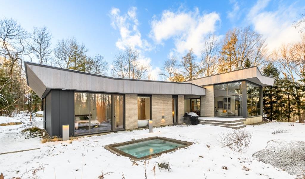 Beauté unique nichée dans un écrin boisé de 55 199 pi²