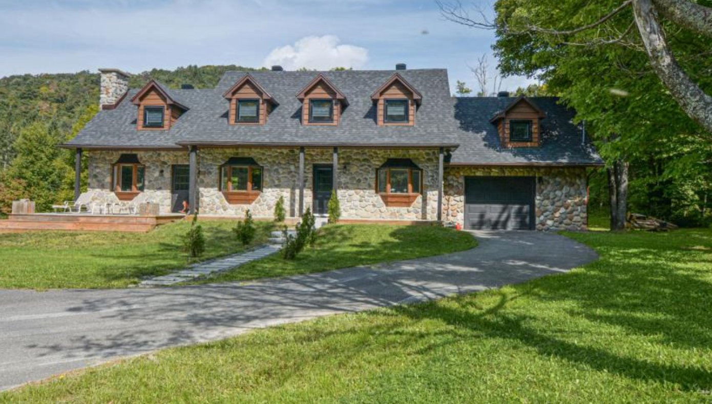 Magnifique chalet en pierres entouré d'arbres matures à vendre dans un petit coin de paradis