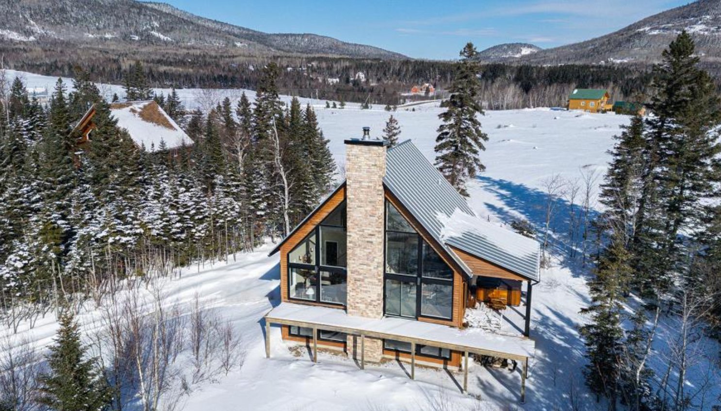Imposant chalet offrant une vue majestueuse sur le fleuve Saint-Laurent