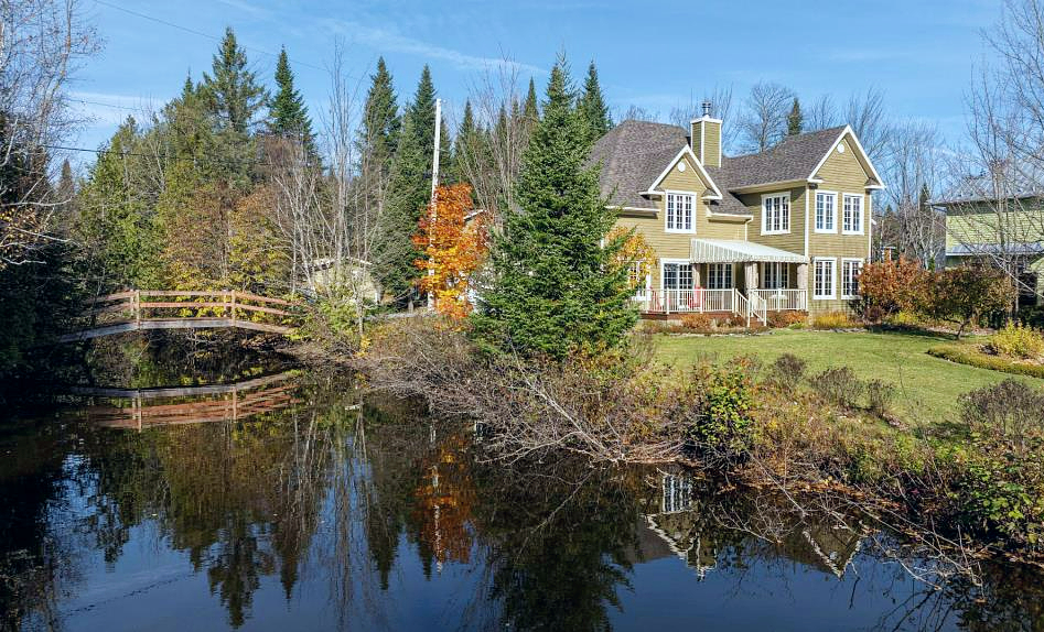 Une vie rêvée au bord de l'eau vous attend dans cet accueillant cottage riverain