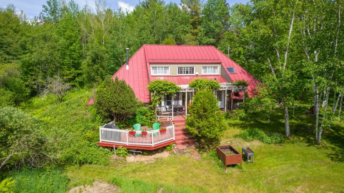 Propriété à l'architecture unique sise sur un terrain de 3 acres à proximité du lac Magog 