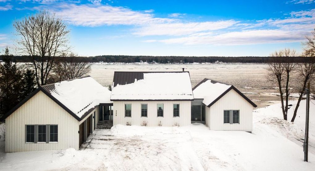 Sublime demeure riveraine à concept ouvert avec un intérieur au décor farmhouse chic