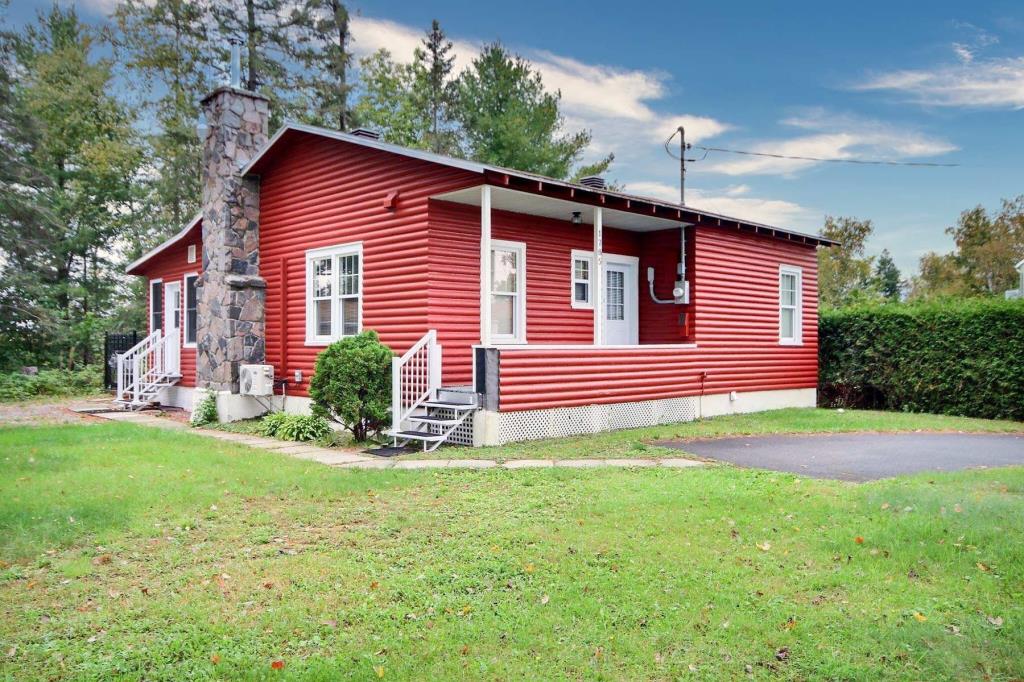 Un style de vie comme au chalet dans cet impeccable plain-pied à vendre pour 174 000$