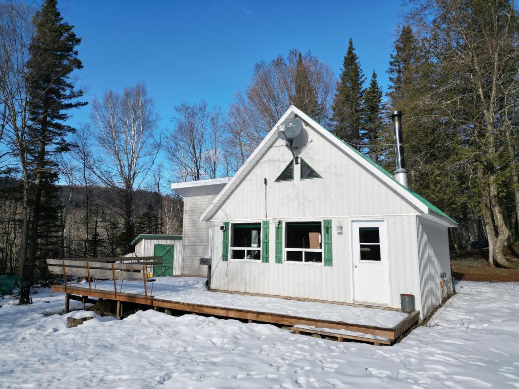 Vendu meublé à 150 000 $ ! Chalet rustique pour des évasions de rêve en pleine forêt