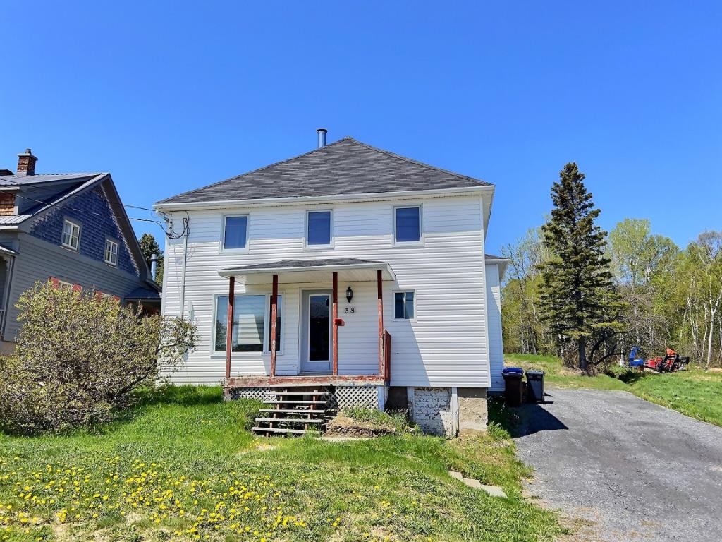 Bien plus spacieuse qu'elle en a l'air! Maisonnette de 4 chambres à seulement 179 000$