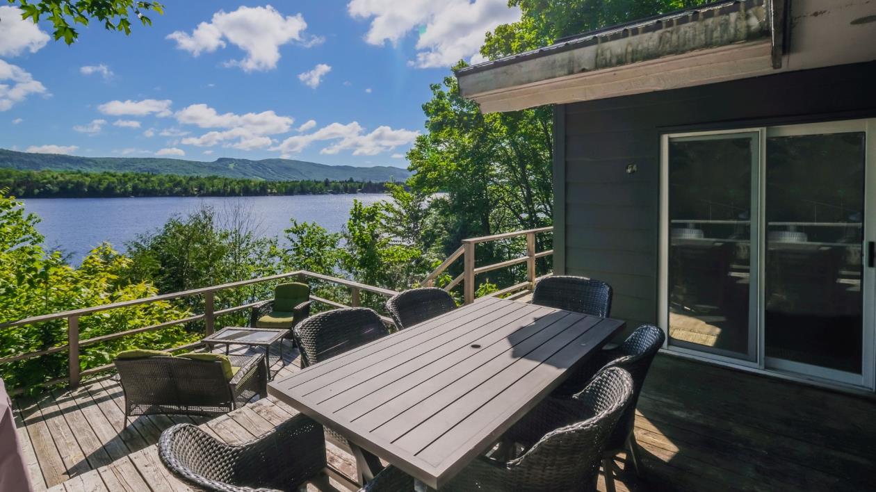 Inspirant et revampé avec goût! Chalet-maison en pleine nature au bord d'un majestueux lac navigable