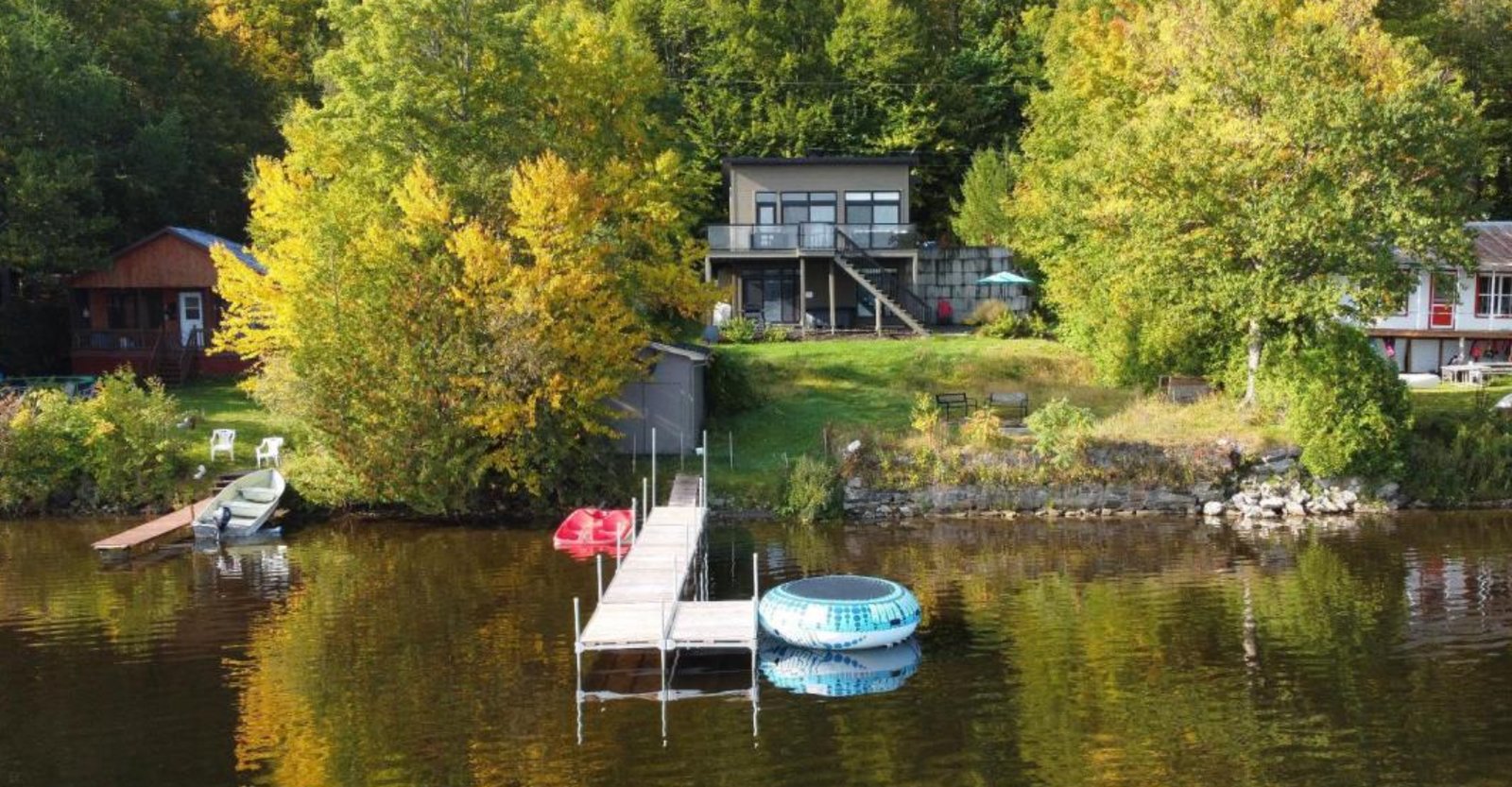Joli chalet de trois chambres à vendre près d'un lac en Estrie