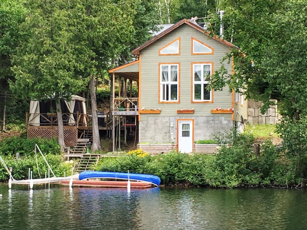Vous aurez l'impression de flotter sur le lac dans ce chalet meublé sis sur un lot verdoyant de 35 027 pi²