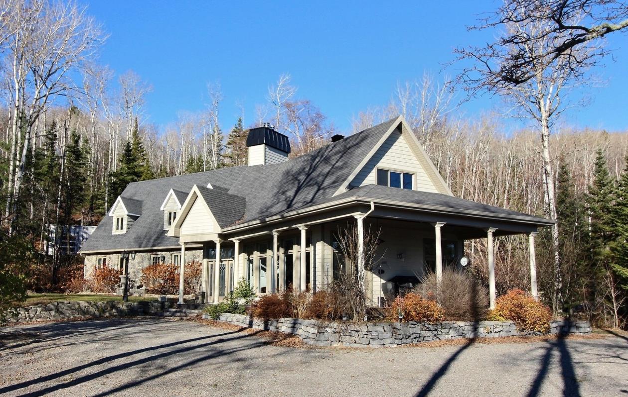 Chaleureux, magnifiquement remodelé, entièrement meublé: un bijou érigé sur un lot intime de 72 603 pi²
