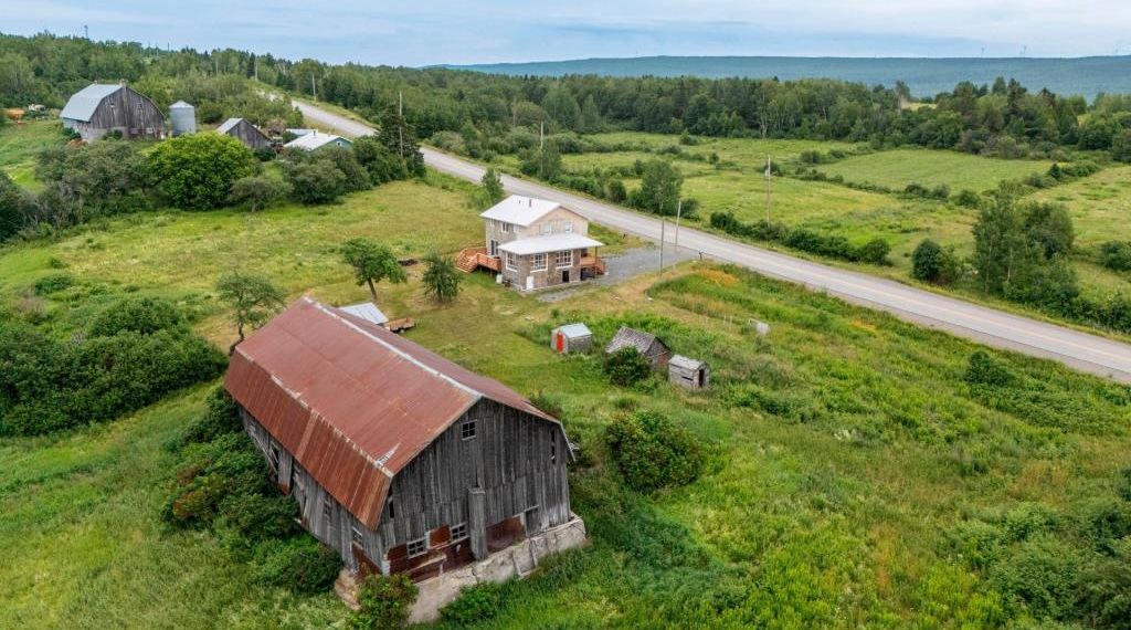 Beauté centenaire rénovée avec goût nichée dans un paradis bucolique de 50 acres