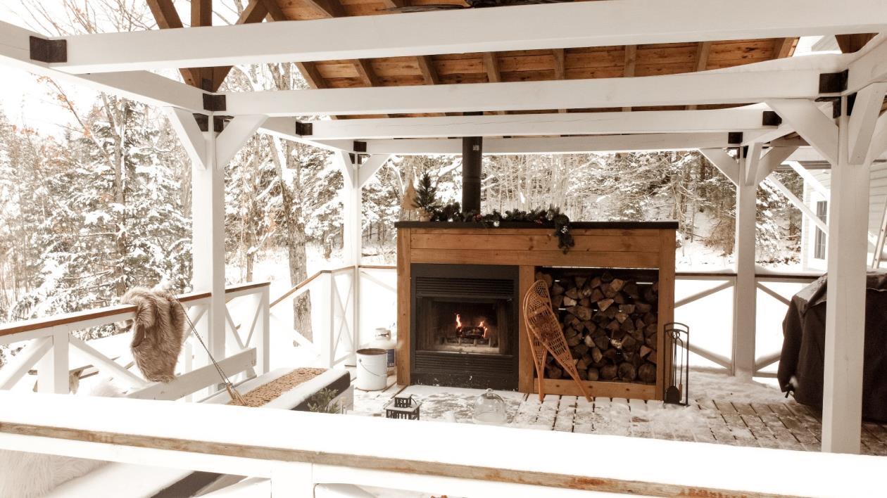 Sublime à l'intérieur comme à l'extérieur! Maison-chalet meublée sise sur un lot boisé de 97 079 pi²
