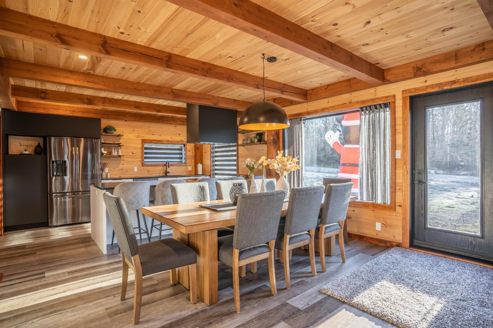 Le paradis des boiseries! Splendide construction contemporaine de 11 pièces au charme rustique