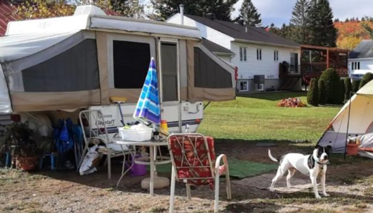 Elles passent l'hiver dans un mini-chalet, faute de logement