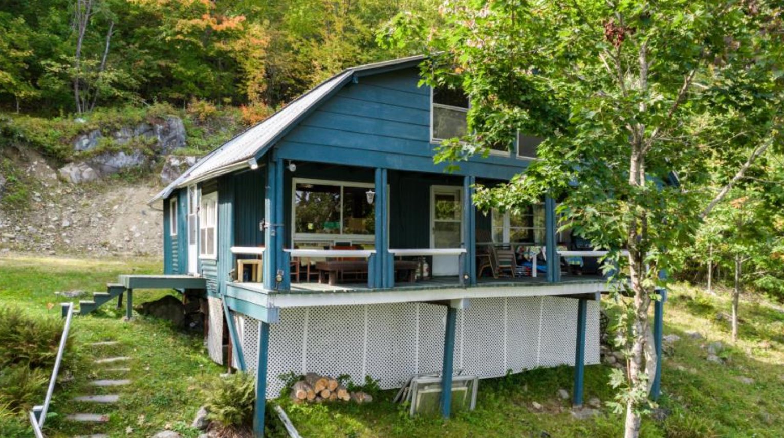 Sympathique chalet 3 saisons à vendre sur le bord d'un lac
